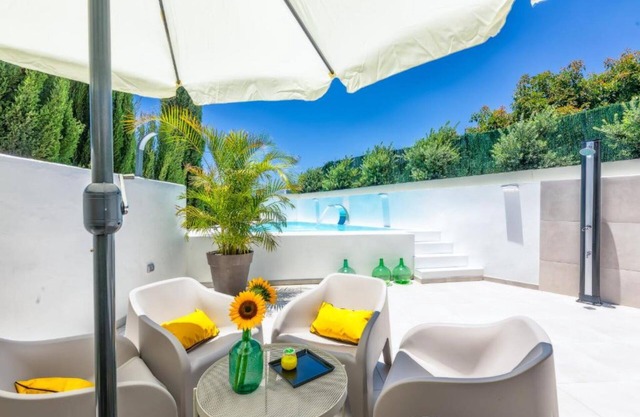 Vacation Home "Bayton House" with Mountain and Garden View, Private Pool & Wi-Fi