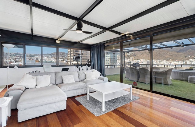 Vacation Home 'Piso De Lujo' with Sea View, Wi-Fi and Air Conditioning