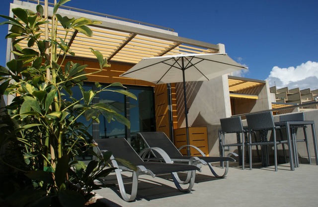 Vacation home on the beach, 2 bedrooms, 30 m² terrace. Beach 30 seconds
