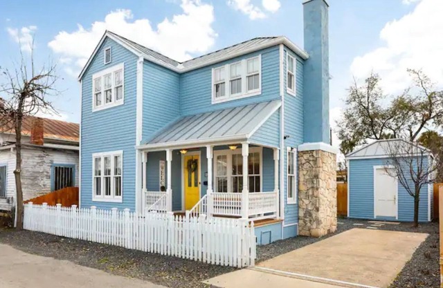 Vacation Home 2BR w/BBQ-Hot Tub-Fire Pit & Deck