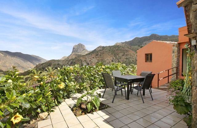 Vacation Home 'Casa Rural La Presa' with Mountain View, Terraces & Wi-Fi