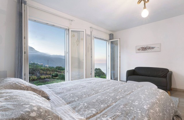 Vacation Home "Casita Rural La Piñera" with Sea and Mountain View & Wi-Fi