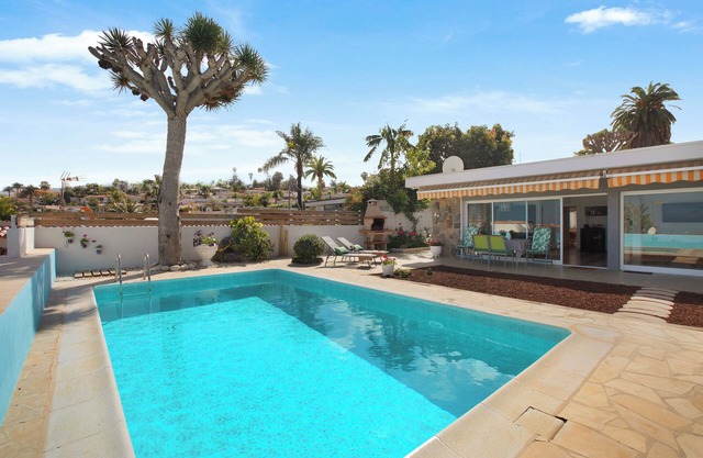 Vacation Home "Paraíso" with Sea View, Pool & Wi-Fi