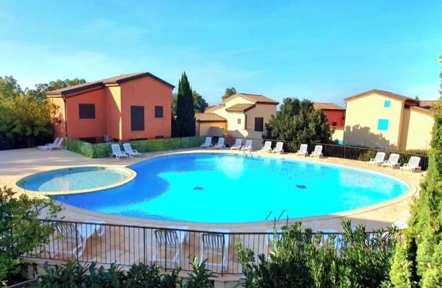 Vacation home in residence with swimming pool, near Lozari beach