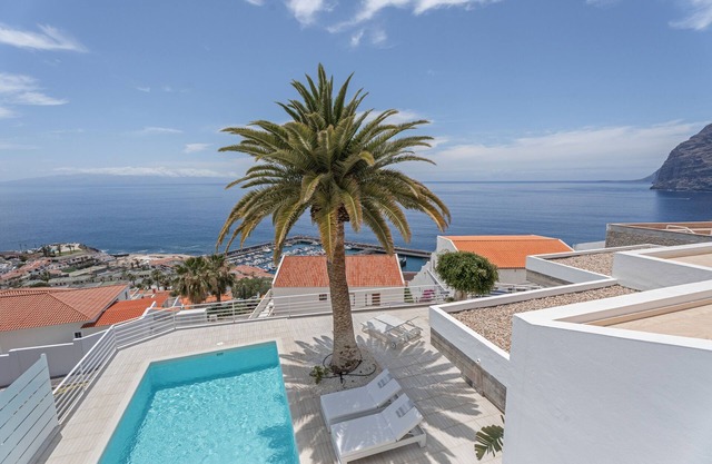 Vacation Home 'La Casa De Los Gigantes' with Sea View, Private Pool and Wi-Fi