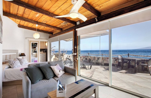 Vacation Home 'La Terraza Del Mar' with Sea View, Terrace & Wi-Fi