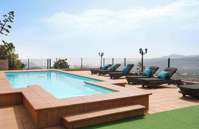 Vacation Home La Llave with Mountain View, Sea View, Pool, Wi-Fi, Terraces & Garden
