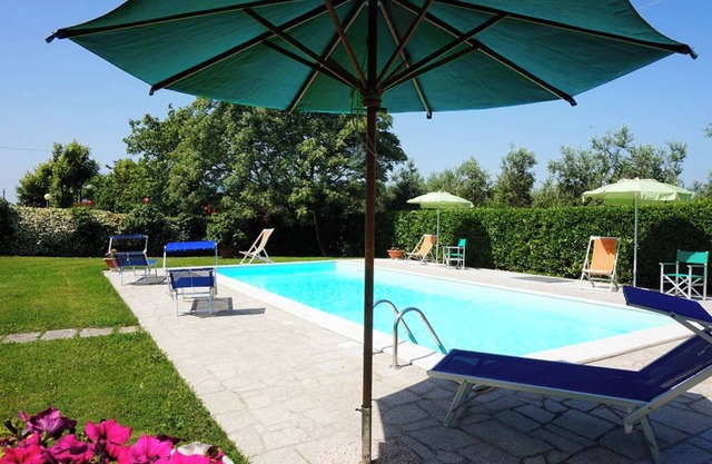 Vacation home near Lucca with private pool (you have a German contact person)