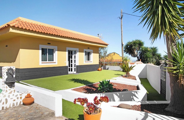 Vacation Home "Rosa Vieja" with Mountain View, Private Terrace & Wi-Fi