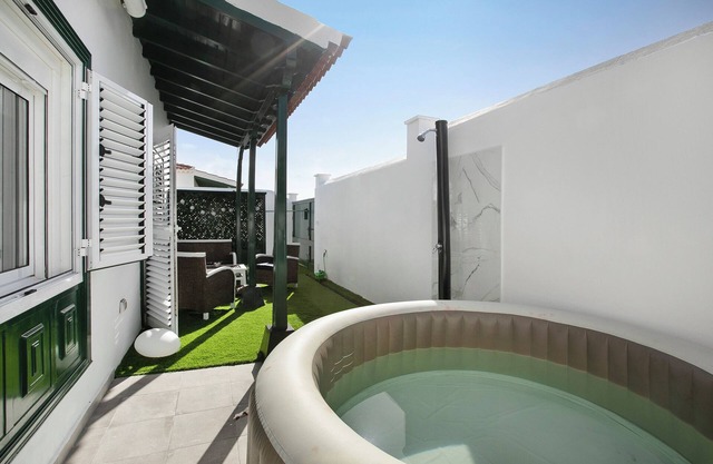Vacation Home 'Tia Osa' with Private Pool, Shared Terrace and Wi-Fi