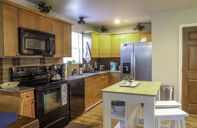 Vacation House, 2 Miles to Beach, Smart TVs, Grill