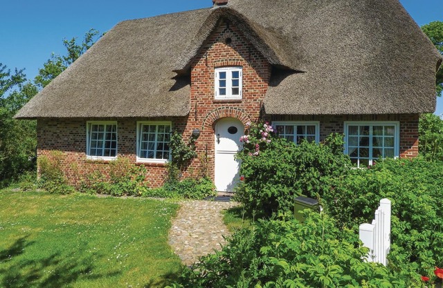 Vacation in a typical Frisian thatched house with the UNESCO World Heritage Wadden Sea right on your