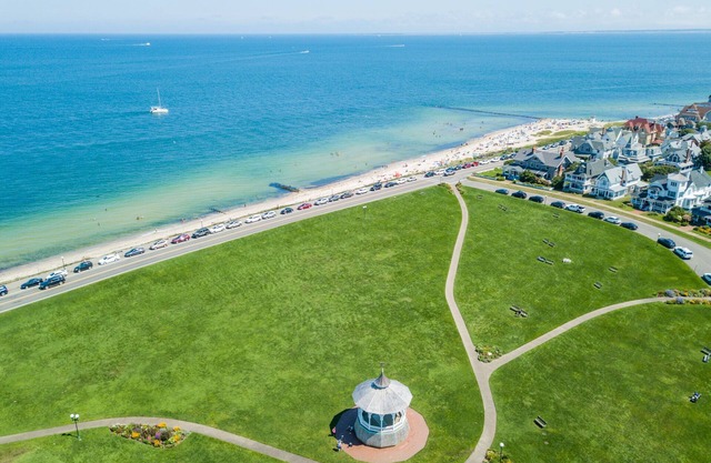 Vacation In This Historic And Luxurious Martha's Vineyard Home