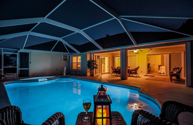 🍹🌞 Vacation Paradise! Heated Pool, Pet Friendly and Fenced Area, Near Beaches!