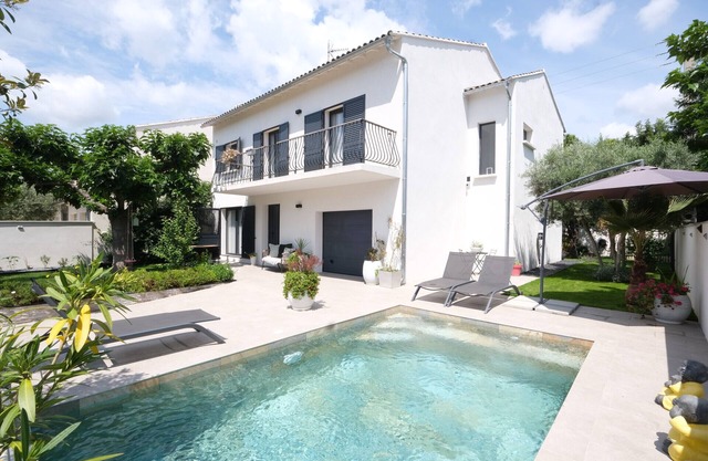 Vacation rental house with pool SALON DE PROVENCE LS7-429