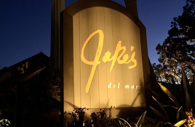 Vacation Rental!100 yards to the sand! Two blocks to Jake's!