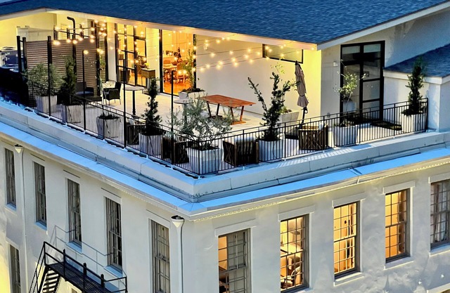 Vacation rental w/Party Rooftop-Block to Parades, Events and Pet-Friendly!