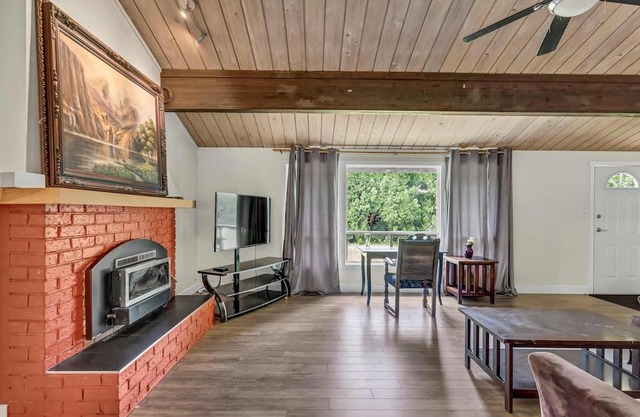 Vacation3BDR Rustic Looking Rancher with Indoor/Outdoor Wood Fire and lawn.