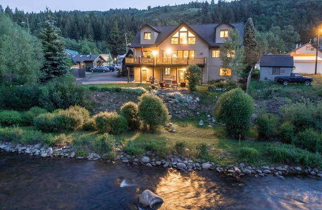 Vail Ski and Trout Haven, Riverfront, Hot Tub, Mountain Views. Minturn living.