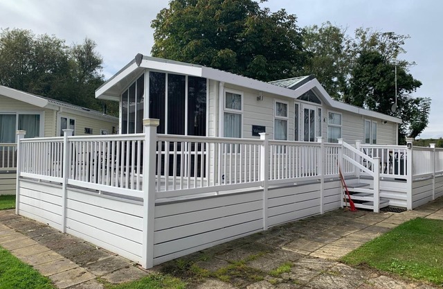 VALENCIA 2 BEDROOMS LAKESIDE LODGE