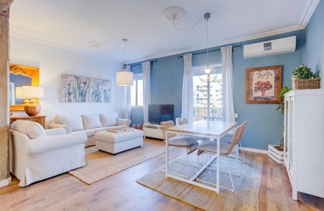 Valencia-Living Apartment with Balcony, Air Conditioning and Wi-Fi