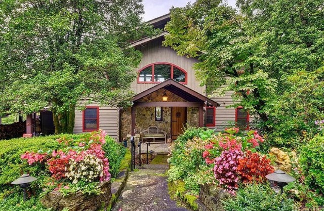 Valentine Manor with 3 states views only 5 minutes to town!