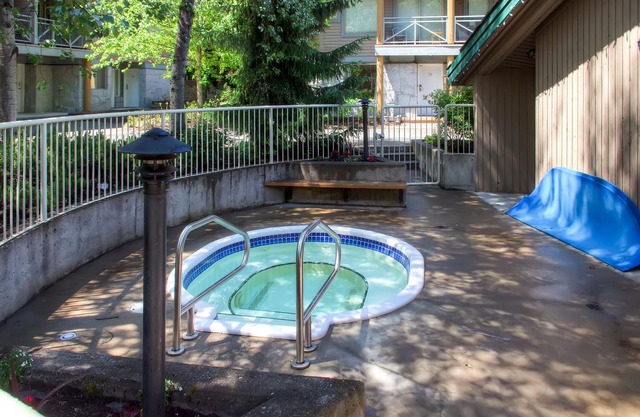Valhalla, 2 bedroom, sleeps 6, Air Conditioning, Amazing mountain views just steps from the action