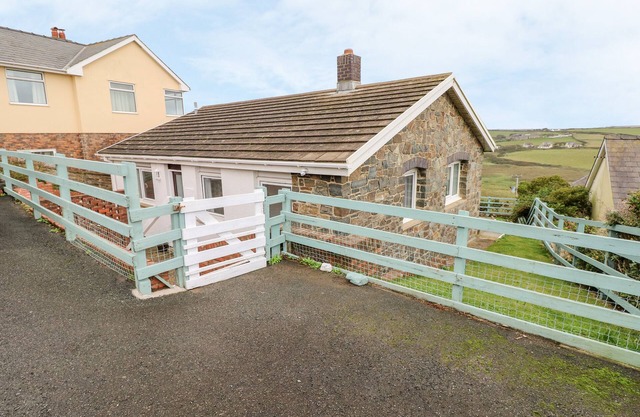 VALLEY HIGH, pet friendly, country holiday cottage in Solva