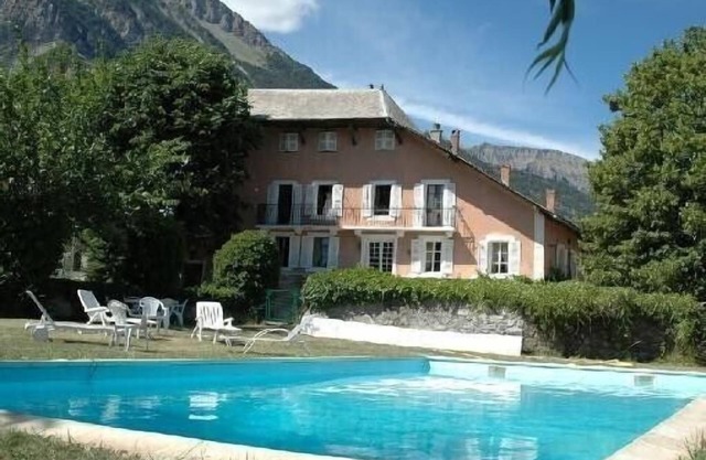 valley of the embrunais, beautiful house of 16 beds with swimming pool