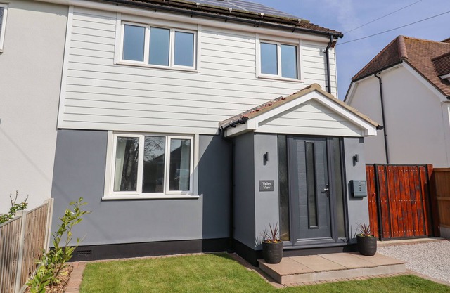 VALLEY VIEW, pet friendly, with hot tub in Pebmarsh
