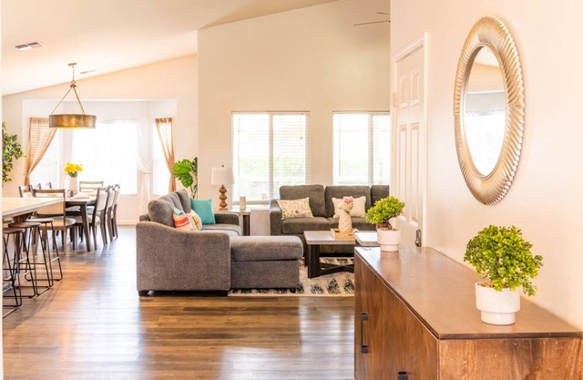 Valverde Oasis - 4BD Getaway near town center