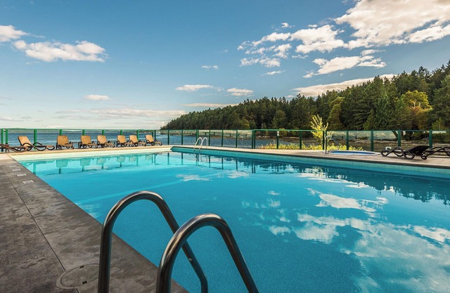 Van. Island Waterfront Paradise.OUTDOOR POOL, HOT TUB, TENNIS COURT!