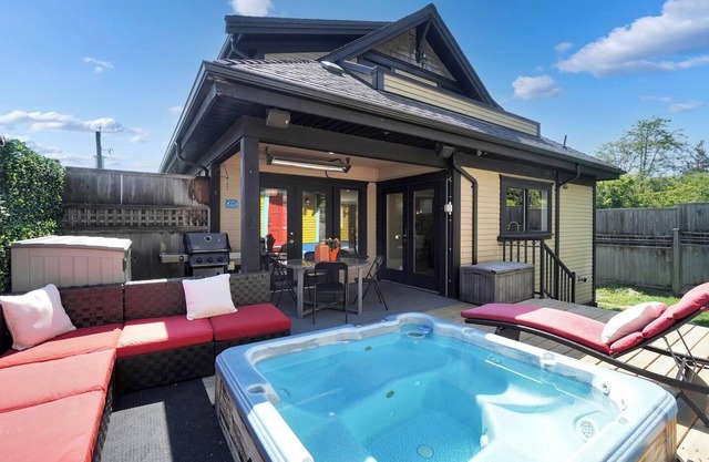 Vancouver Rental Home, Family house with hot tub