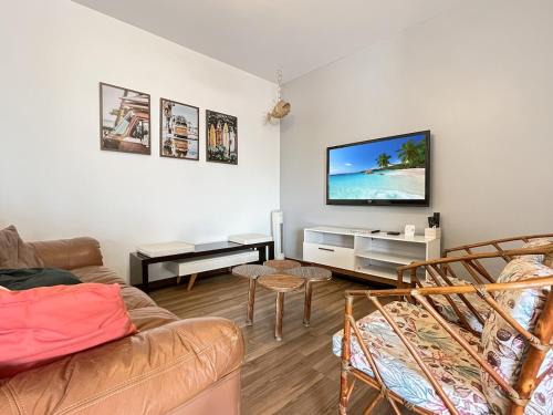 Varanda com churrasqueira - 1 suite - 3 Qt - 300m da praia