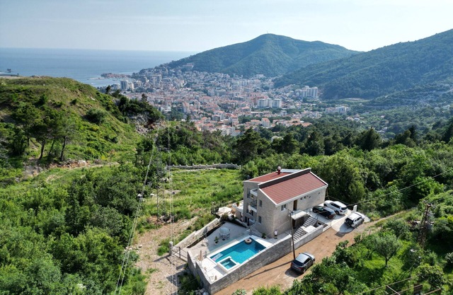 Ventus Rosa 4 Bdr Villa w/Sea View & Private Pool