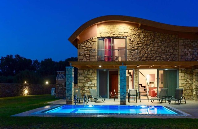 Verano Villa 2BR Private Pool Near Beach