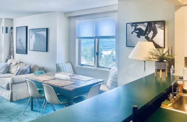 Vermont Fun Snow Mountain Resort Condo, Indoor-pool, hot tub & bars/restaurants!