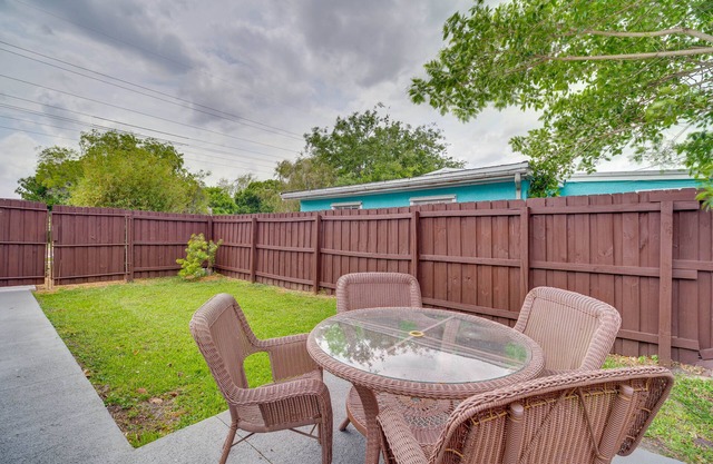 Vero Beach Studio w/Shared Patio ~ 3 Mi to Beach!