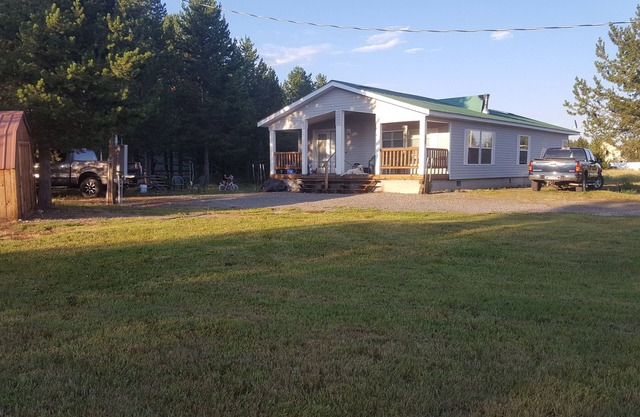 Very ample & cozy rental in beautiful Island Park! Fisherman & family friendly!