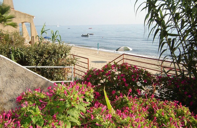 Very beautiful villa with garden in a residence with swimming pool 100 m from the beach