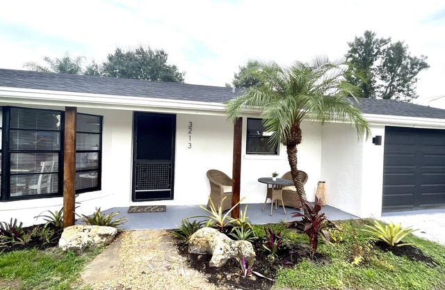 Very bright 3-bedroom pool villa, close to siesta Key beach