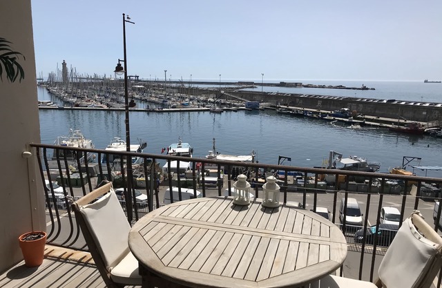 Very bright F2 with terrace and panoramic view of the Port