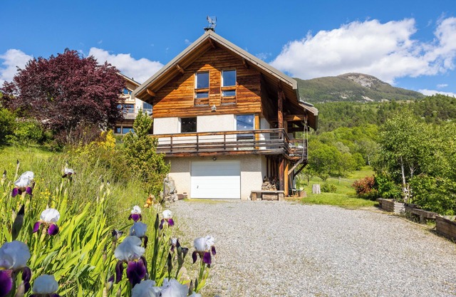 Very comfortable chalet close to the Orres ski resort in Embrun.
