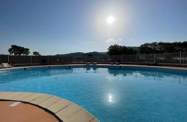 Very cozy maisonette, garden, air conditioning. Communal swimming pool private residence