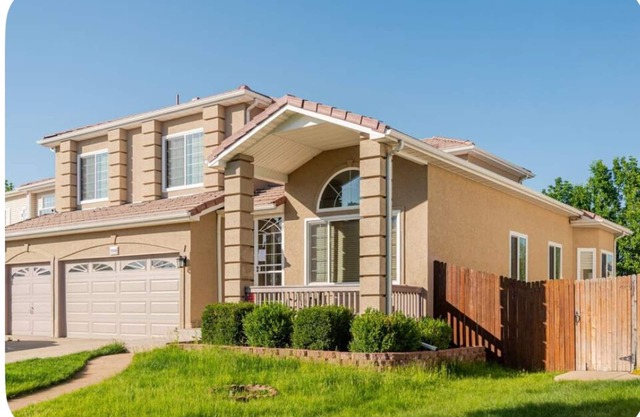 Very nice 4-bedroom house. Five minutes from Denver international airport