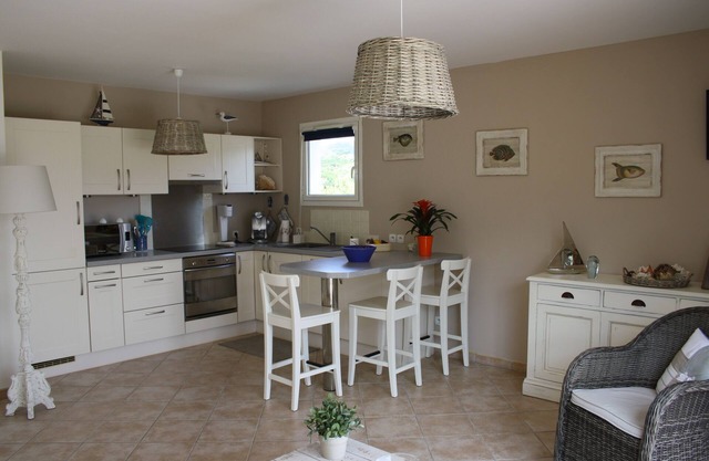 Very nice apartment near conditioning creeks, beaches and downtown