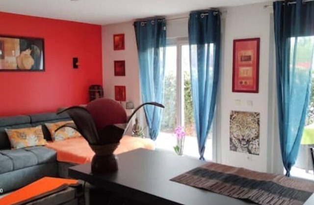 Very nice T 2 50 m 2 with terrace near lake and town.