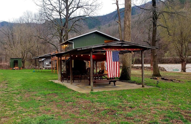 Very Private Riverfront Cabin 38 miles from Gatlinburg/Pigeon Forge/Sevierville