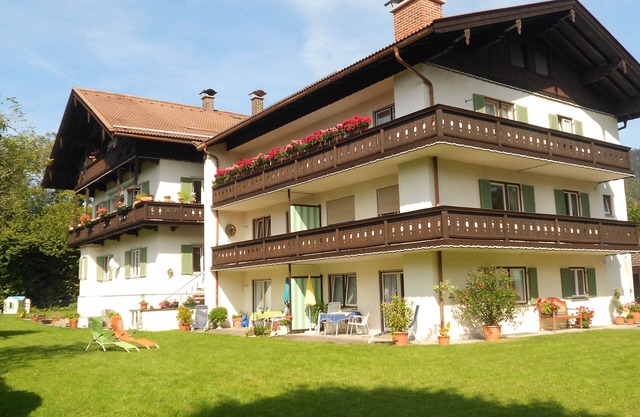 very quiet, central and sunny location with mountain views, 300 m to the center