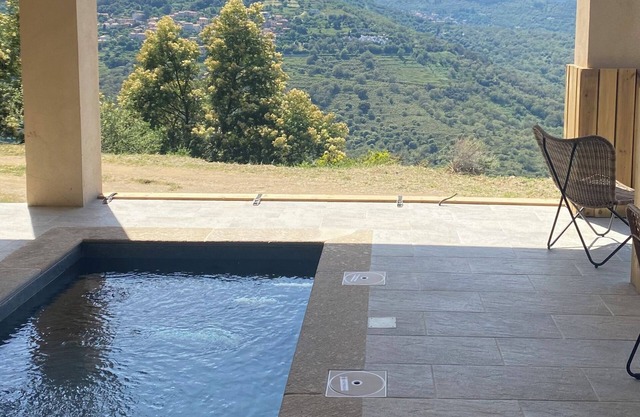 Very quiet garden level with sea and mountain views,